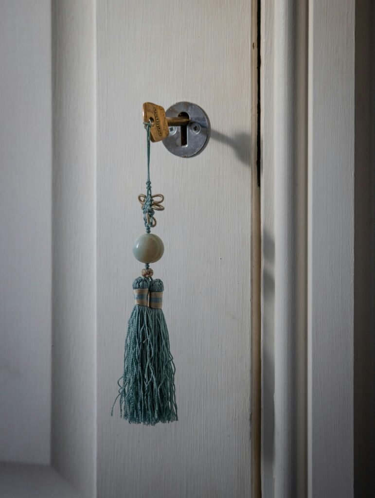 How Do I Mix Vintage And Modern Home Decor Styles?
